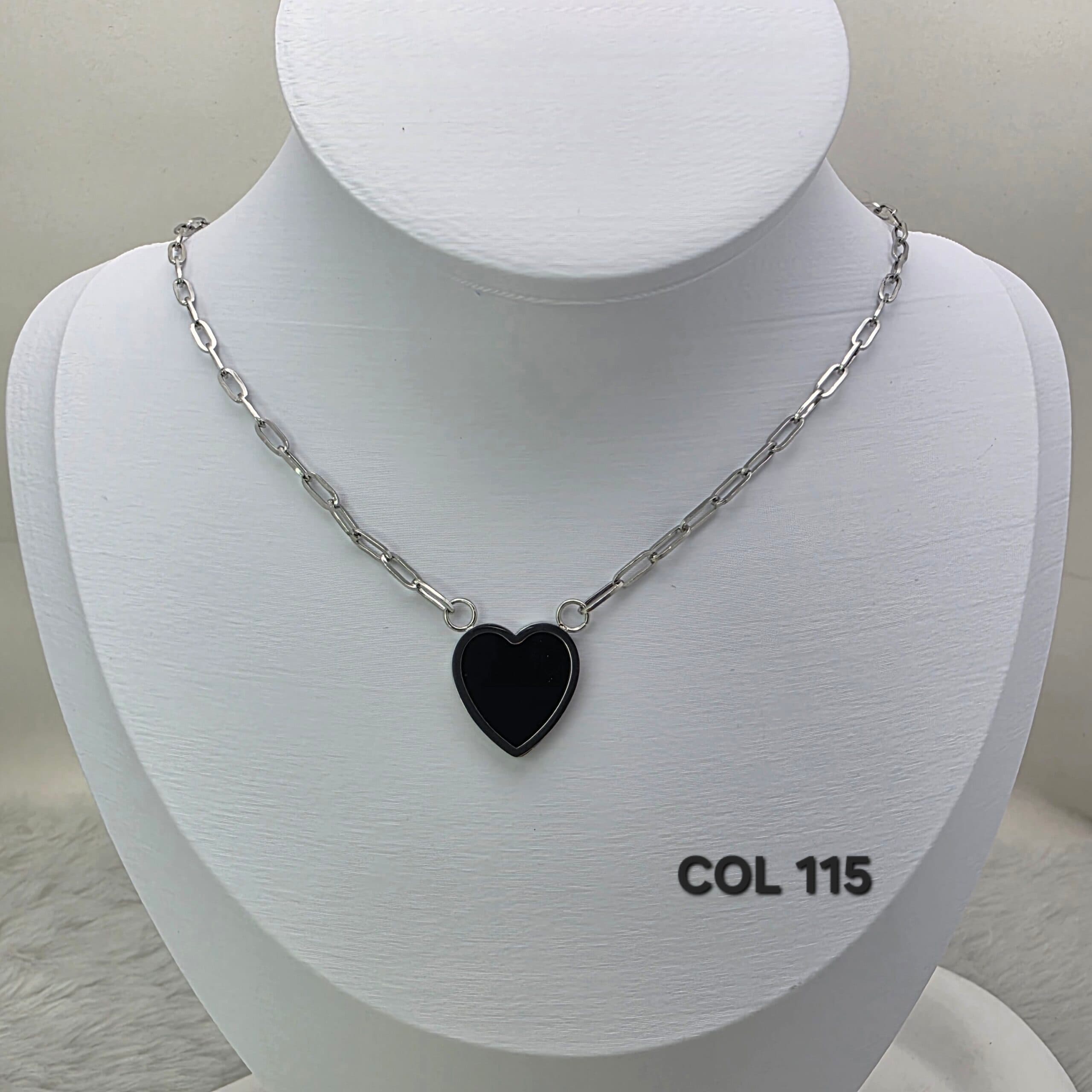 Colar em Aço Inoxidável 316L com Pingente de Coração em Ônix | 45 + 5 cm