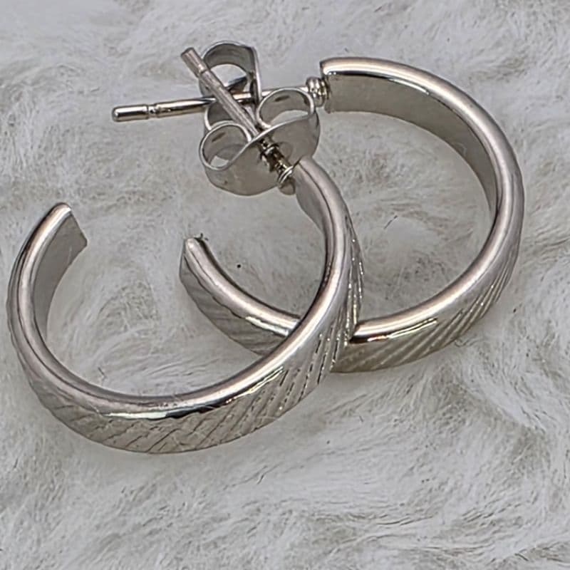 Argola Siena Prata | Aço Inox 316L - Texturizada Feminina Antialérgica