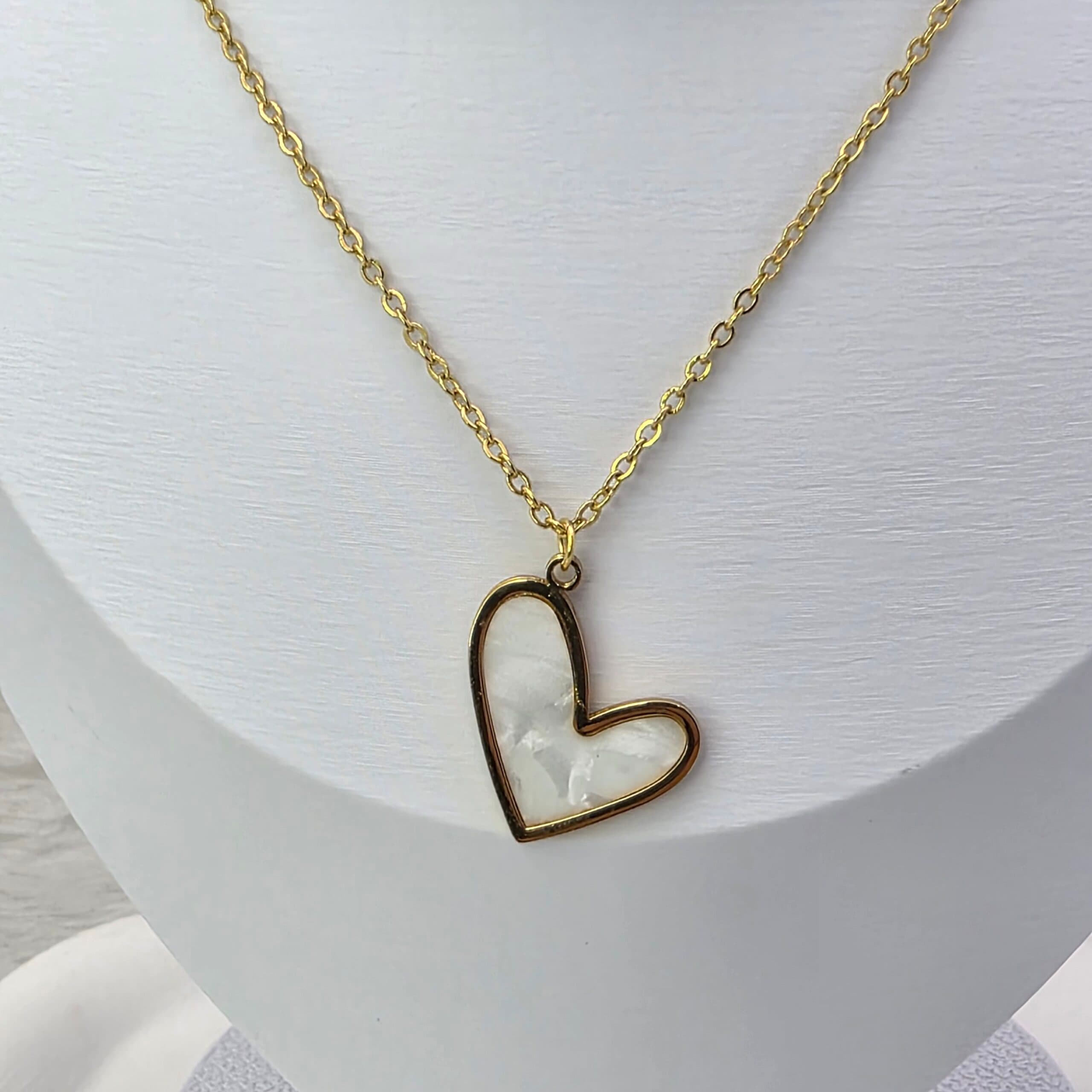 Colar Coração Madrepérola Branco - Aço Inox - Dourado
