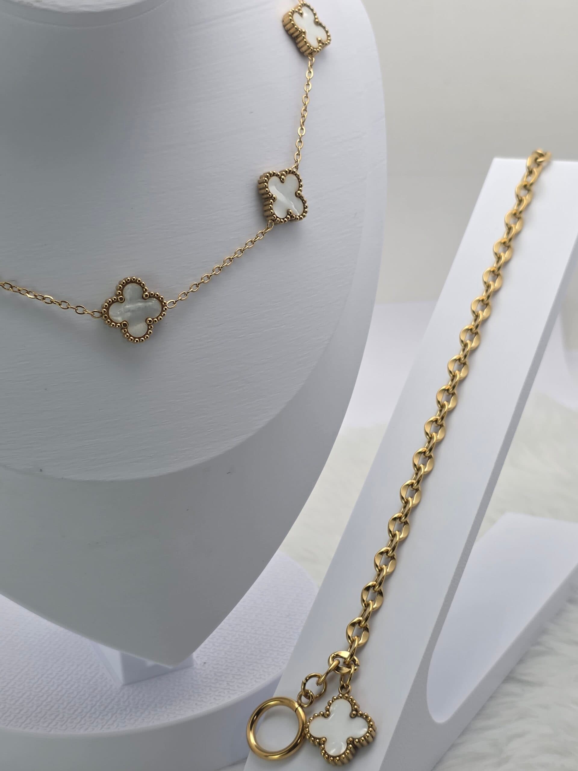 CONJUNTO TREVO BRANCO  MADREPÉROLA - COLAR + PULSEIRA - EM AÇO INOXIDAVEL