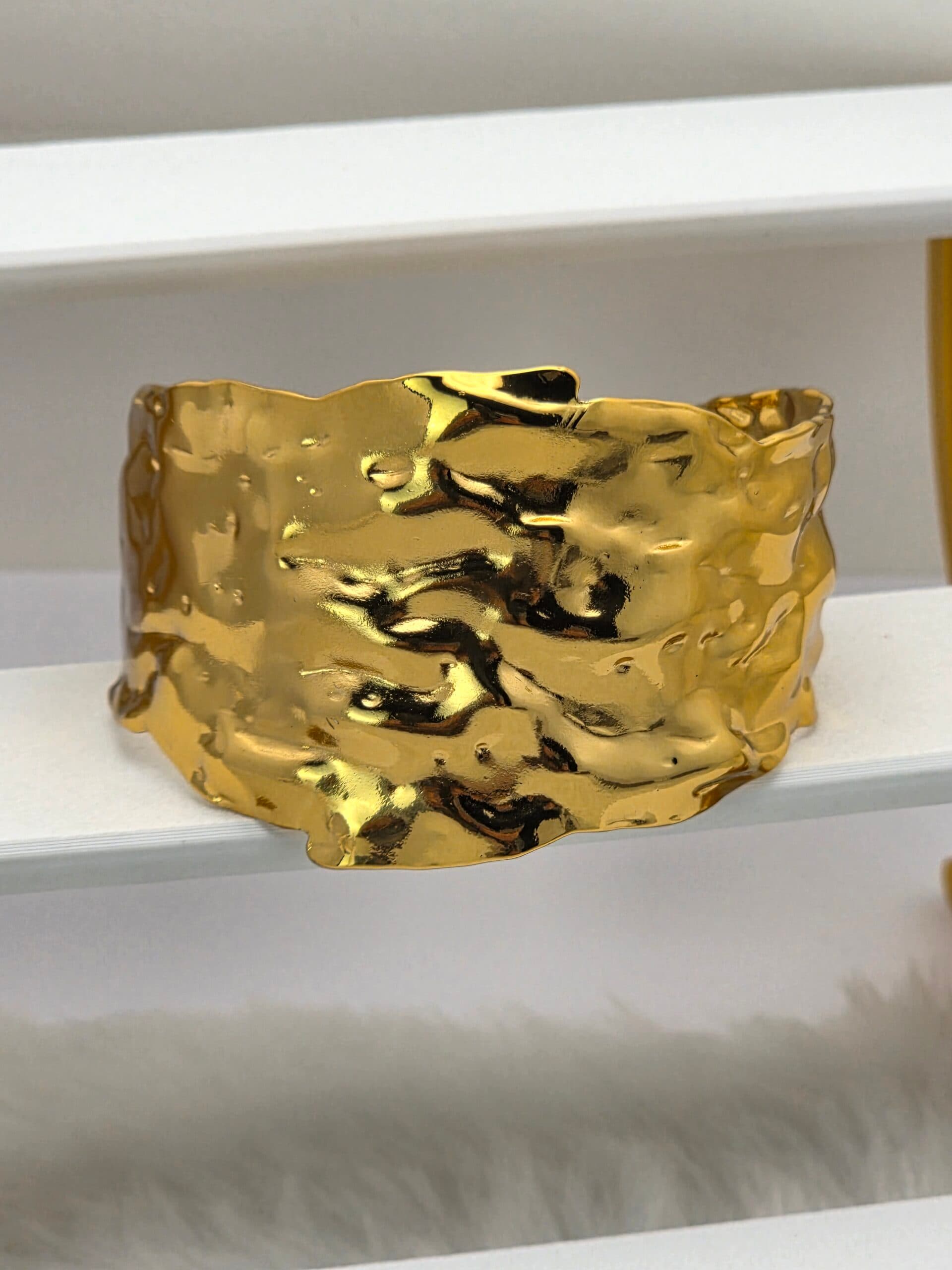 BRACELETE MARTELADO DOURADO EM AÇO INOXIDÁVEL