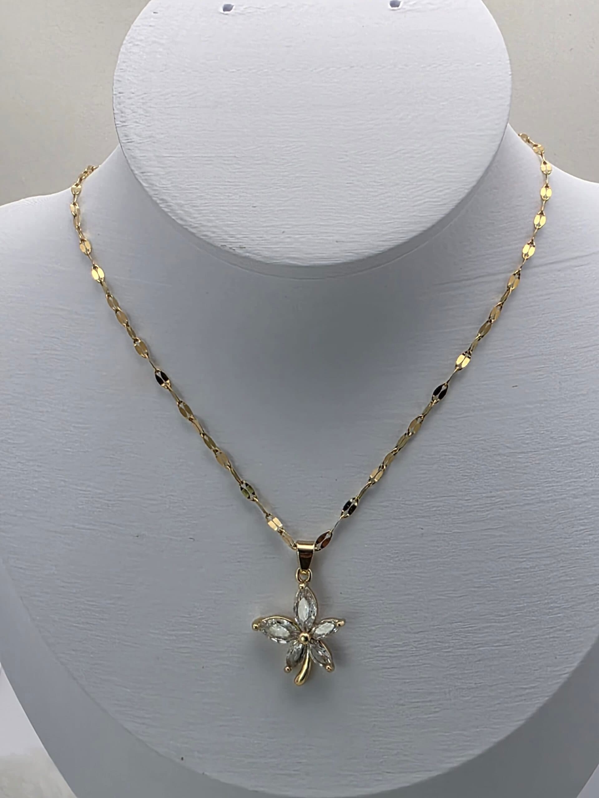 Colar Flor de Cinco Pétalas Cristal em Aço Inoxidável Dourado | Tríade Aço
