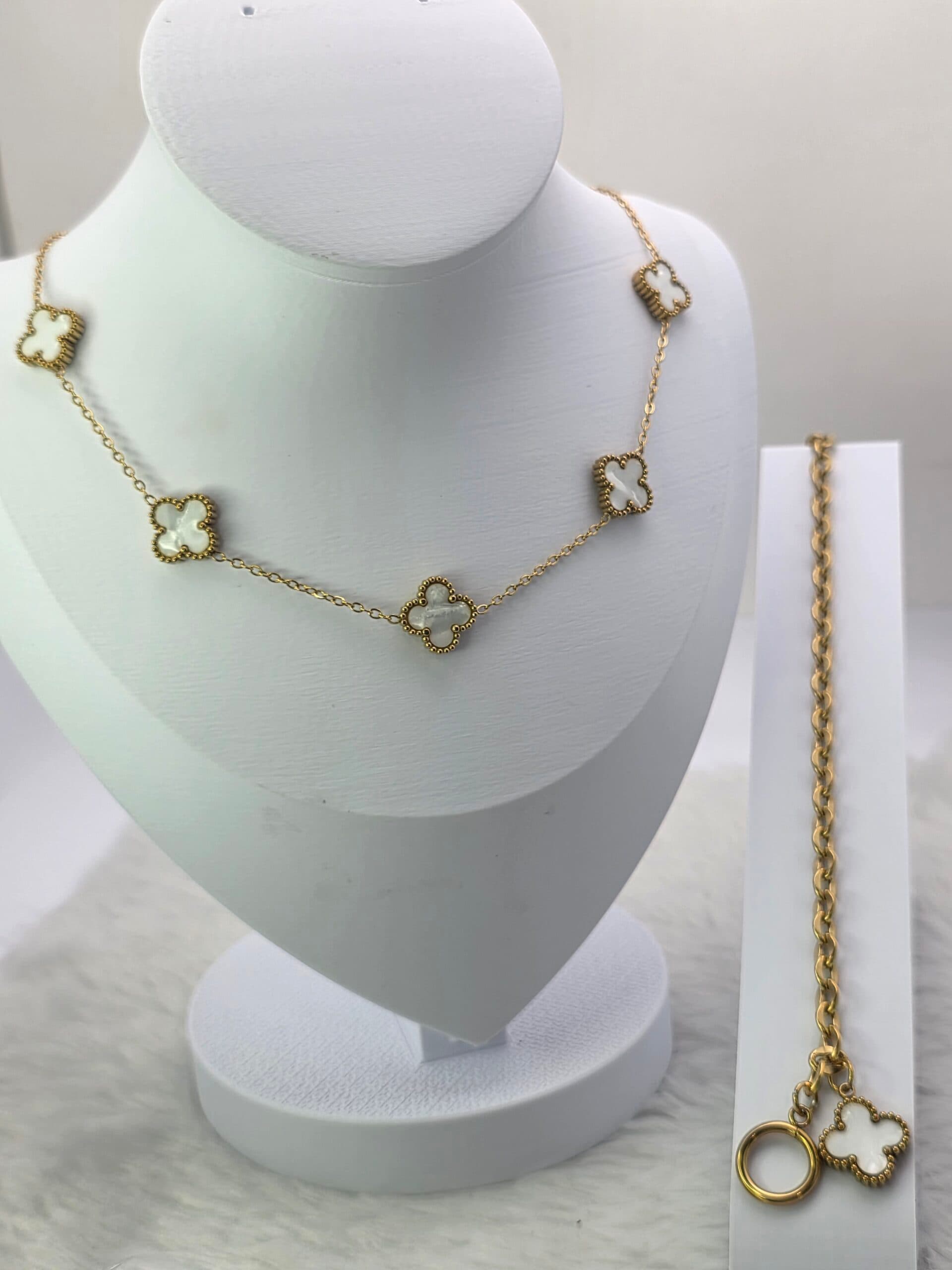 CONJUNTO TREVO BRANCO  MADREPÉROLA - COLAR + PULSEIRA - EM AÇO INOXIDAVEL