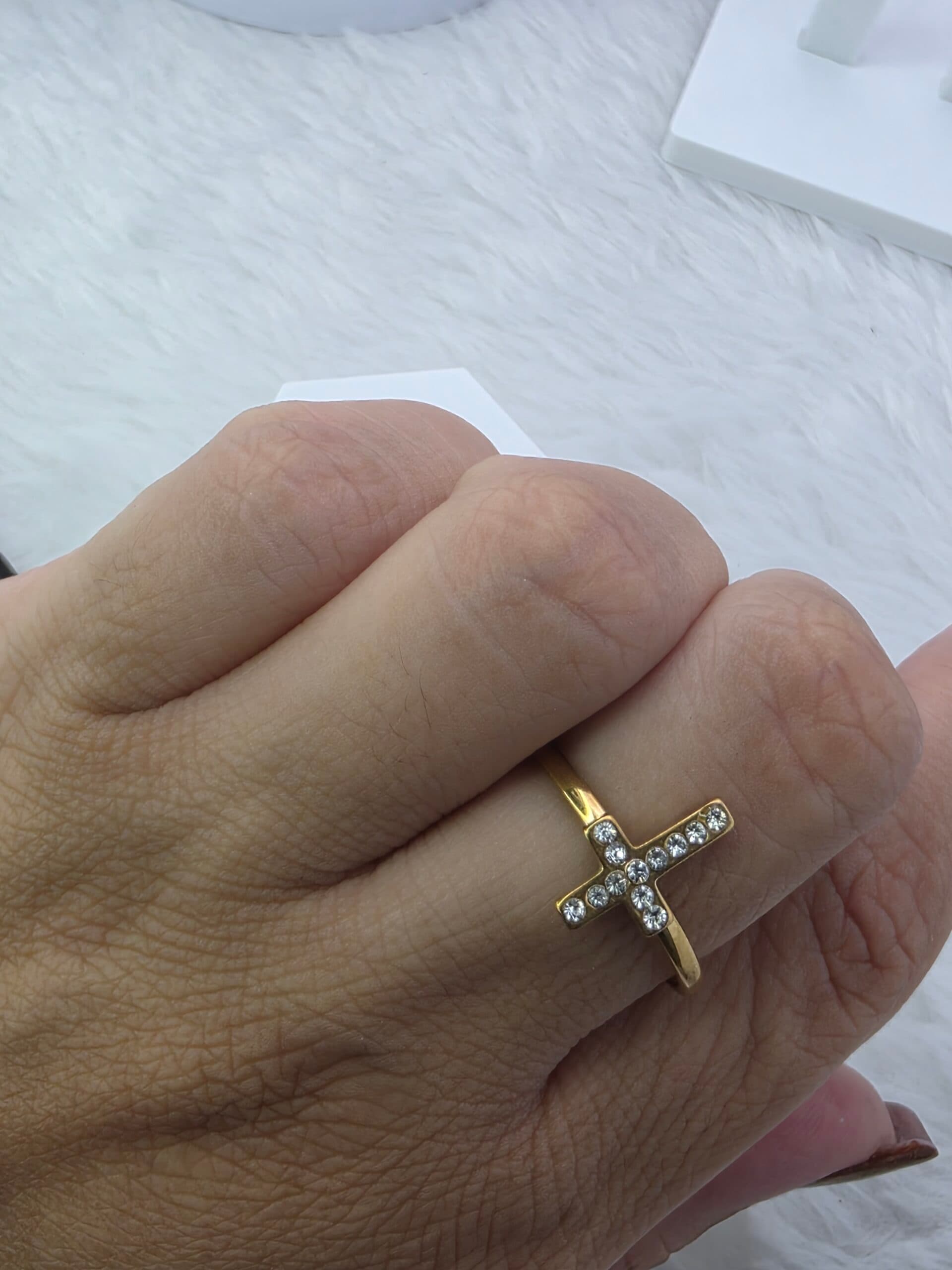 Anel Cruz Cravejada Dourado em Aço Inoxidável | Tríade Aço