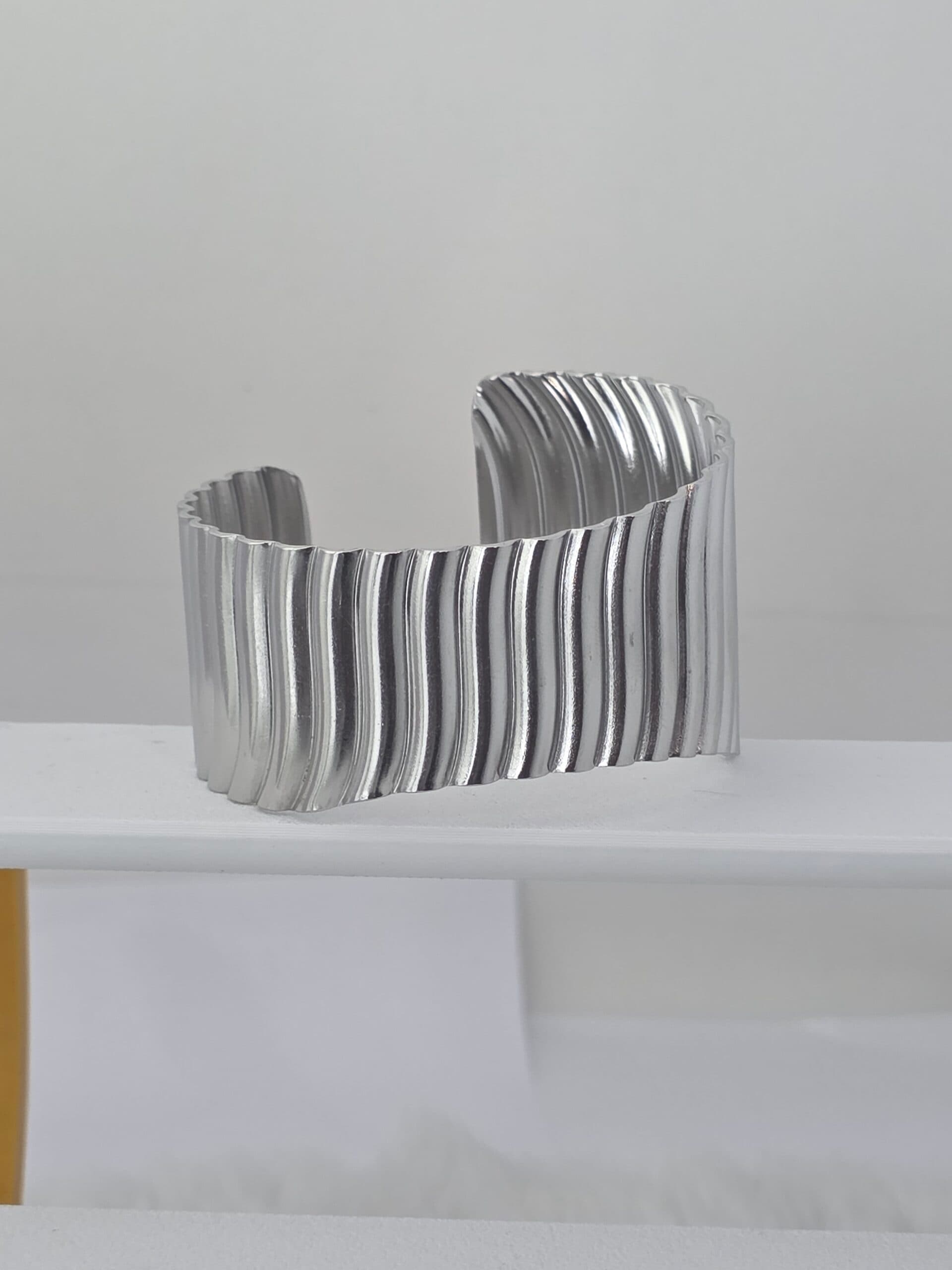 Bracelete Largo Plissado em Aço Inoxidável Prateado