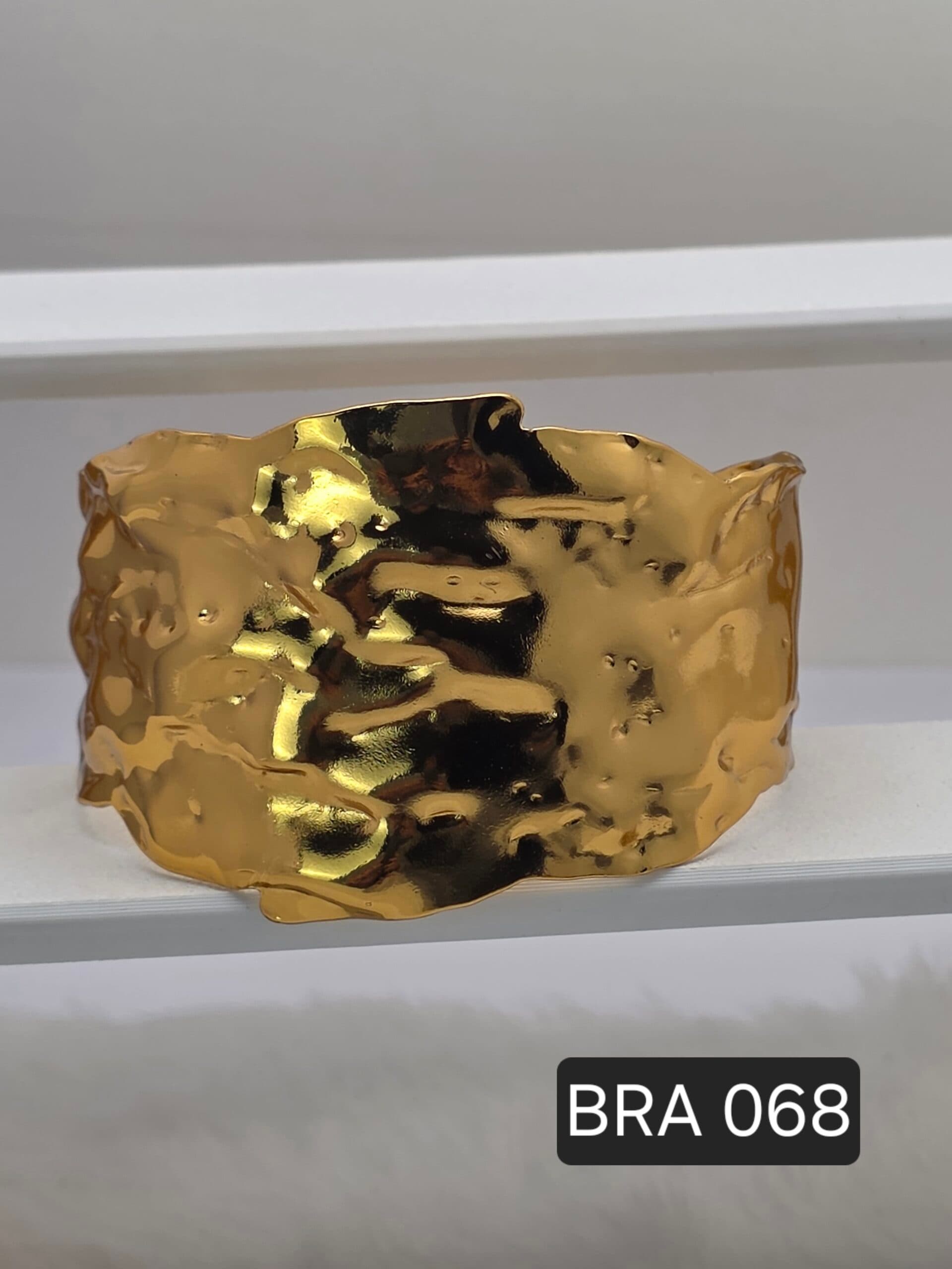 BRACELETE MARTELADO DOURADO EM AÇO INOXIDÁVEL