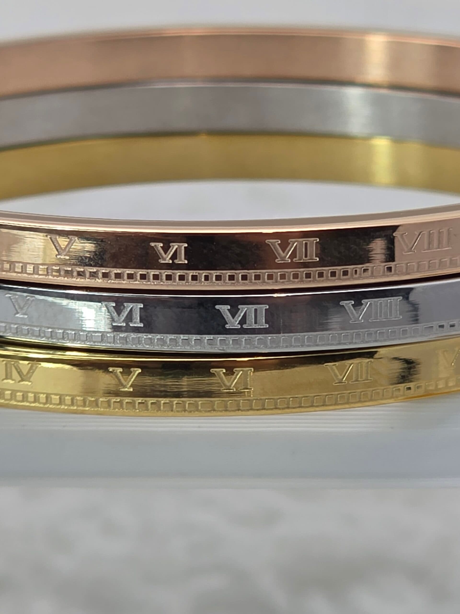 Trio de Braceletes Algarismos Romanos em Aço Inoxidável – Prata, Dourado e Rosê
