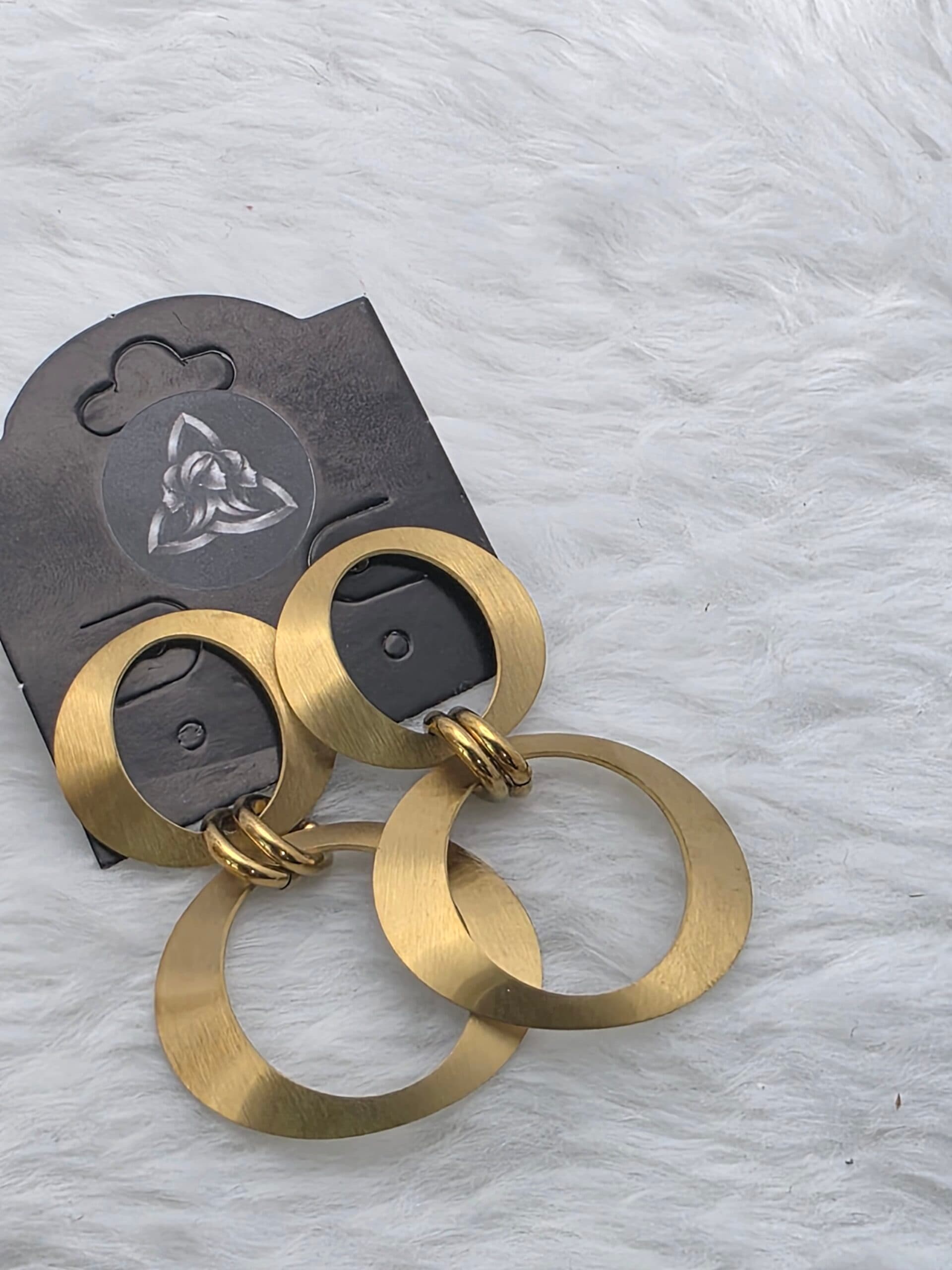 Brinco Duplo Círculos Vazados Dourado em Aço Inoxidável | Tríade Aço