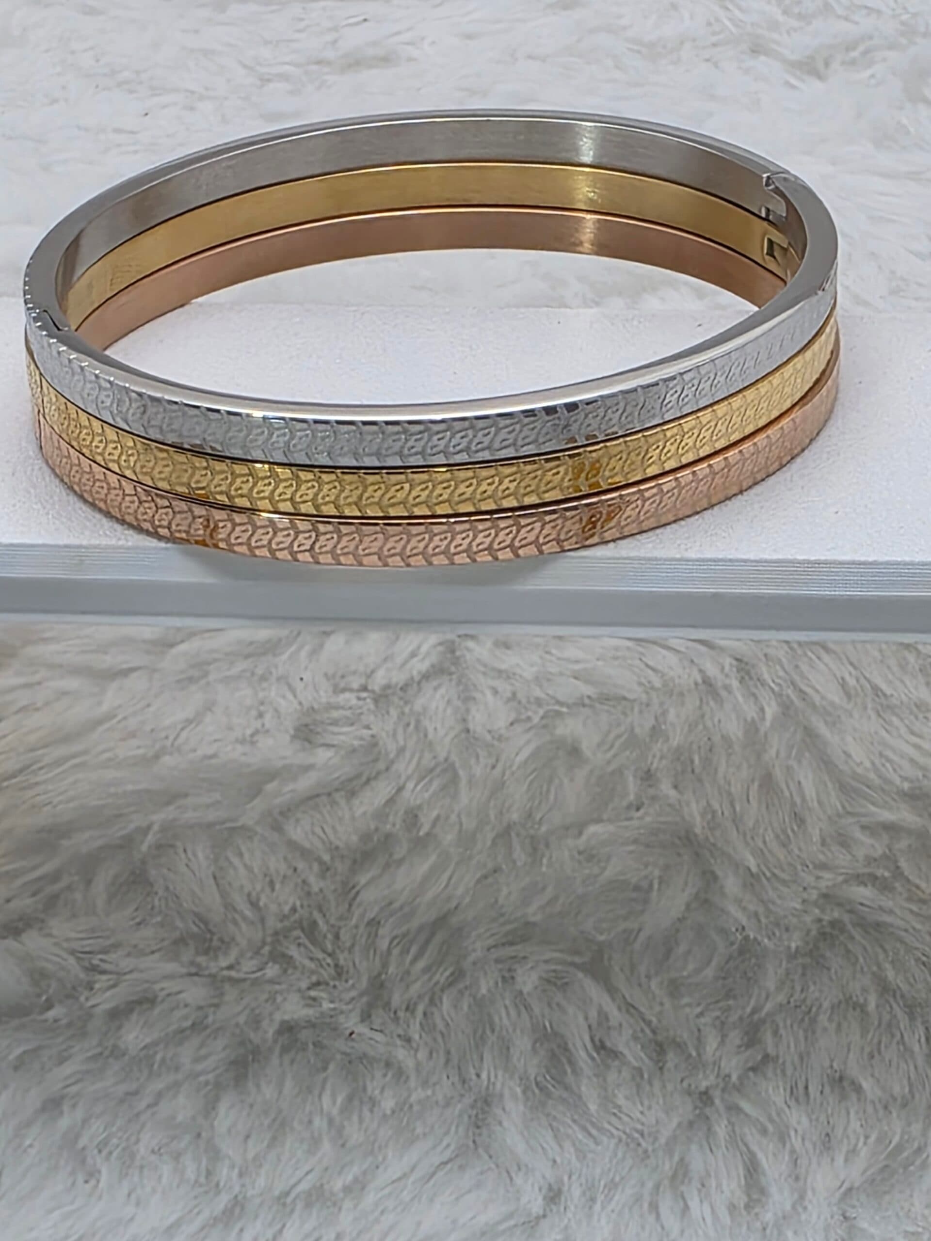 Trio de Braceletes Texturizados Tricolor em Aço Inoxidável (4mm)  – Prata, Dourado e Rosê