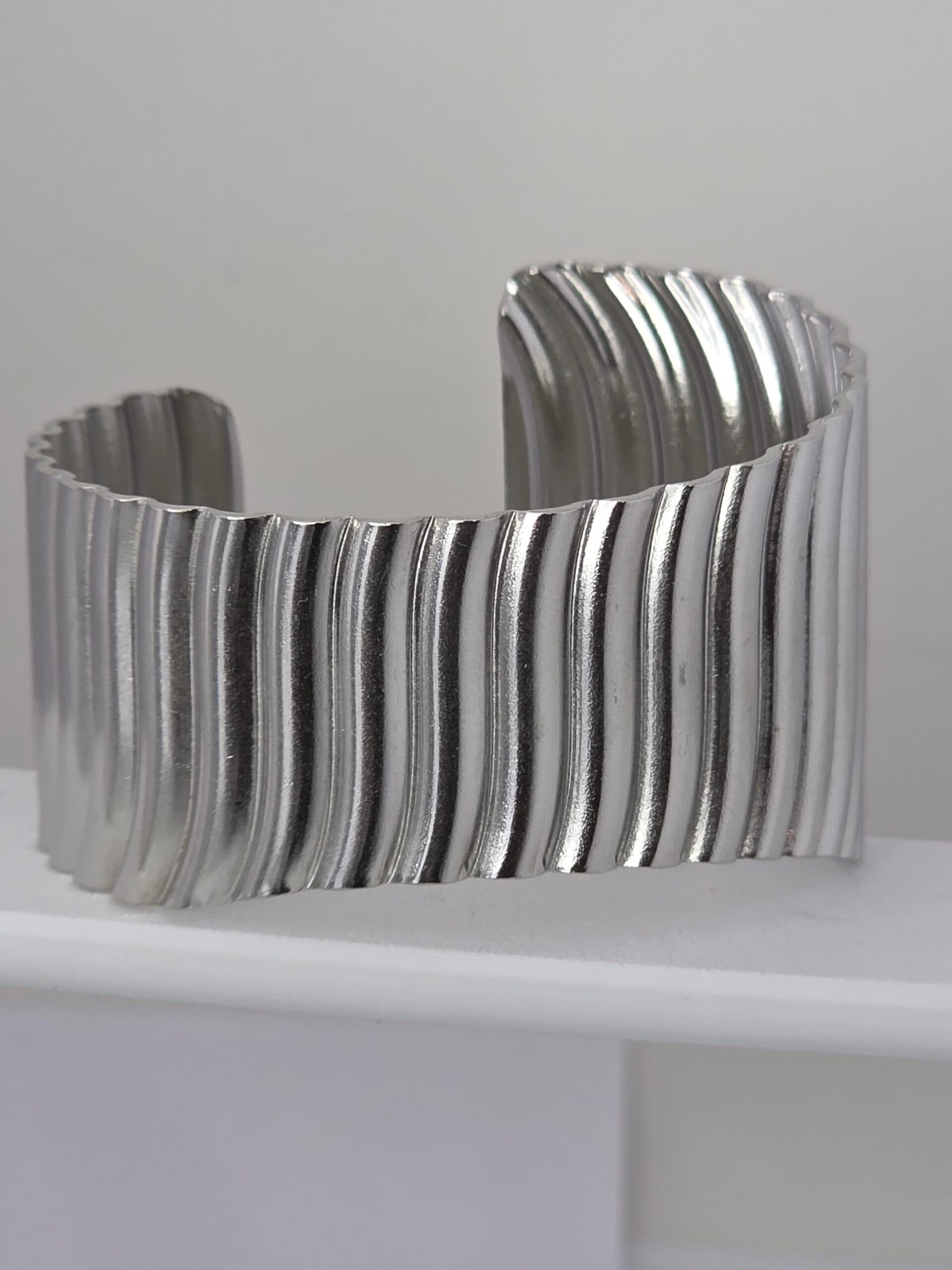Bracelete Largo Plissado em Aço Inoxidável Prateado