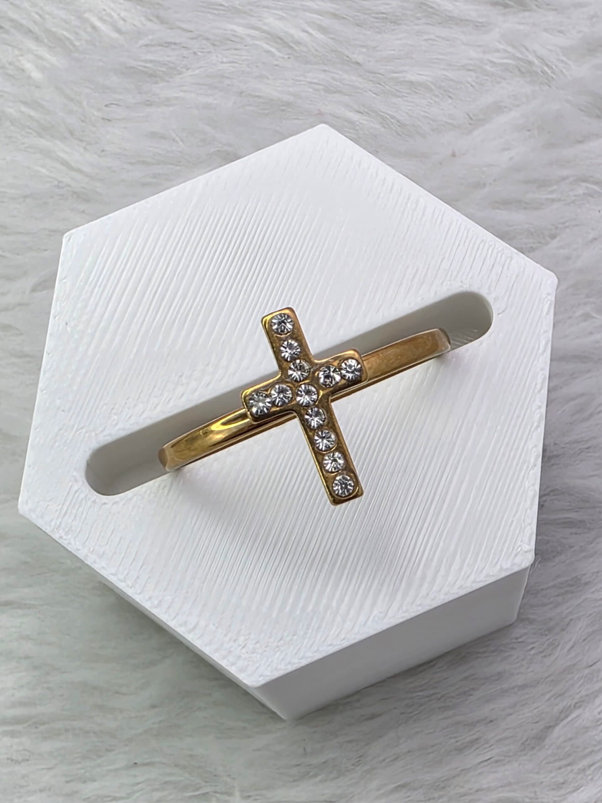 Anel Cruz Cravejada Dourado em Aço Inoxidável | Tríade Aço