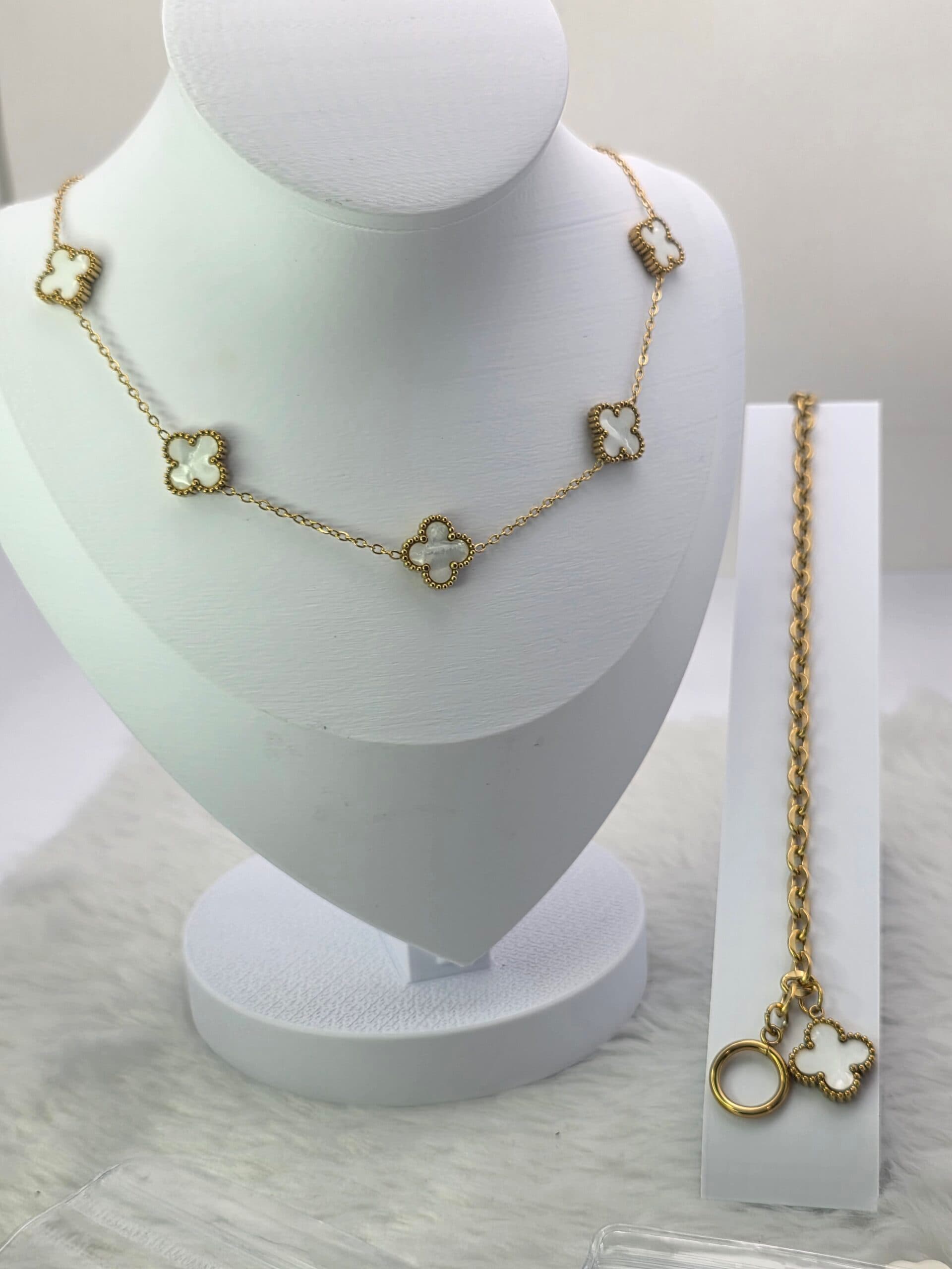 CONJUNTO TREVO BRANCO  MADREPÉROLA - COLAR + PULSEIRA - EM AÇO INOXIDAVEL