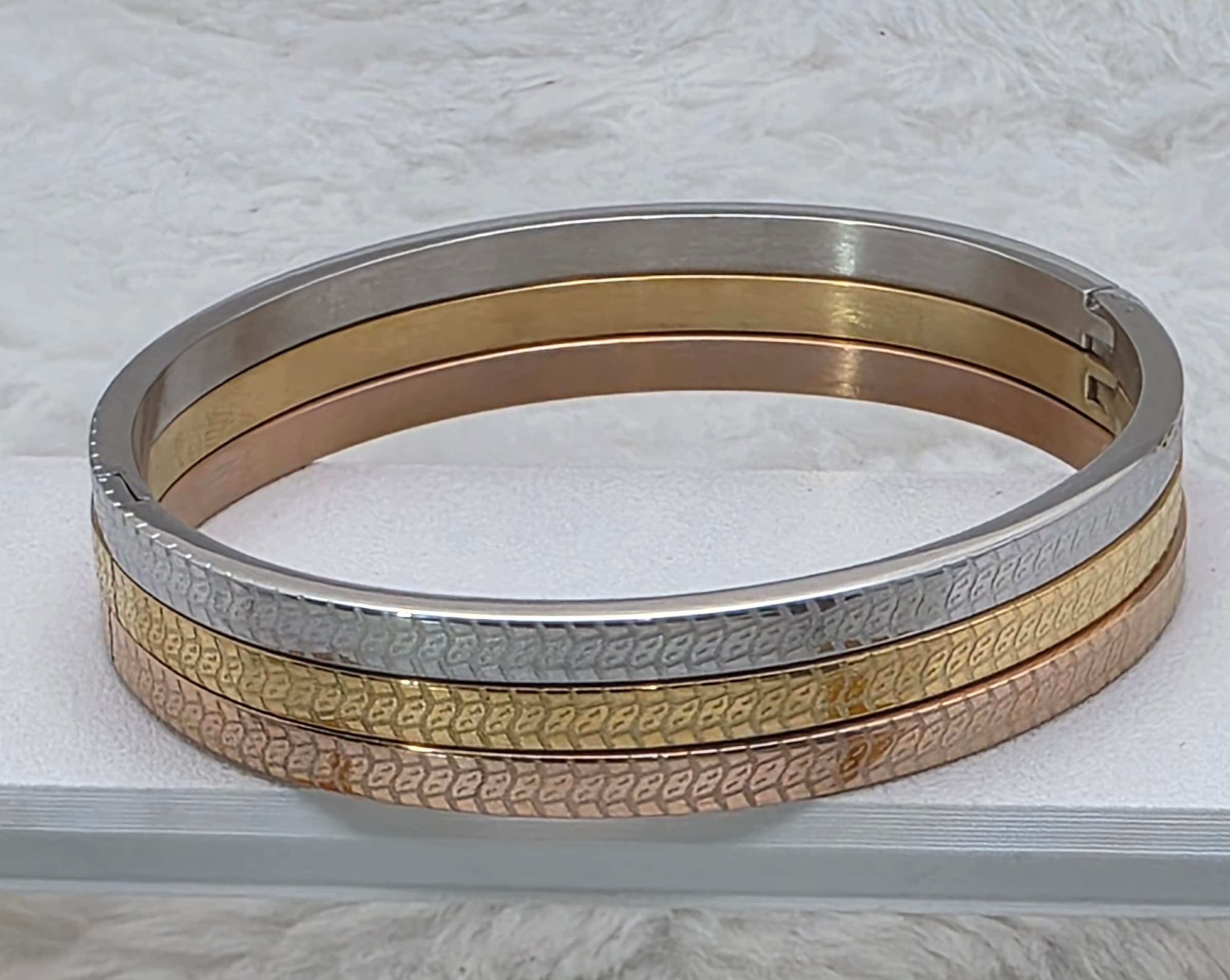 Trio de Braceletes Texturizados Tricolor em Aço Inoxidável (4mm)  – Prata, Dourado e Rosê