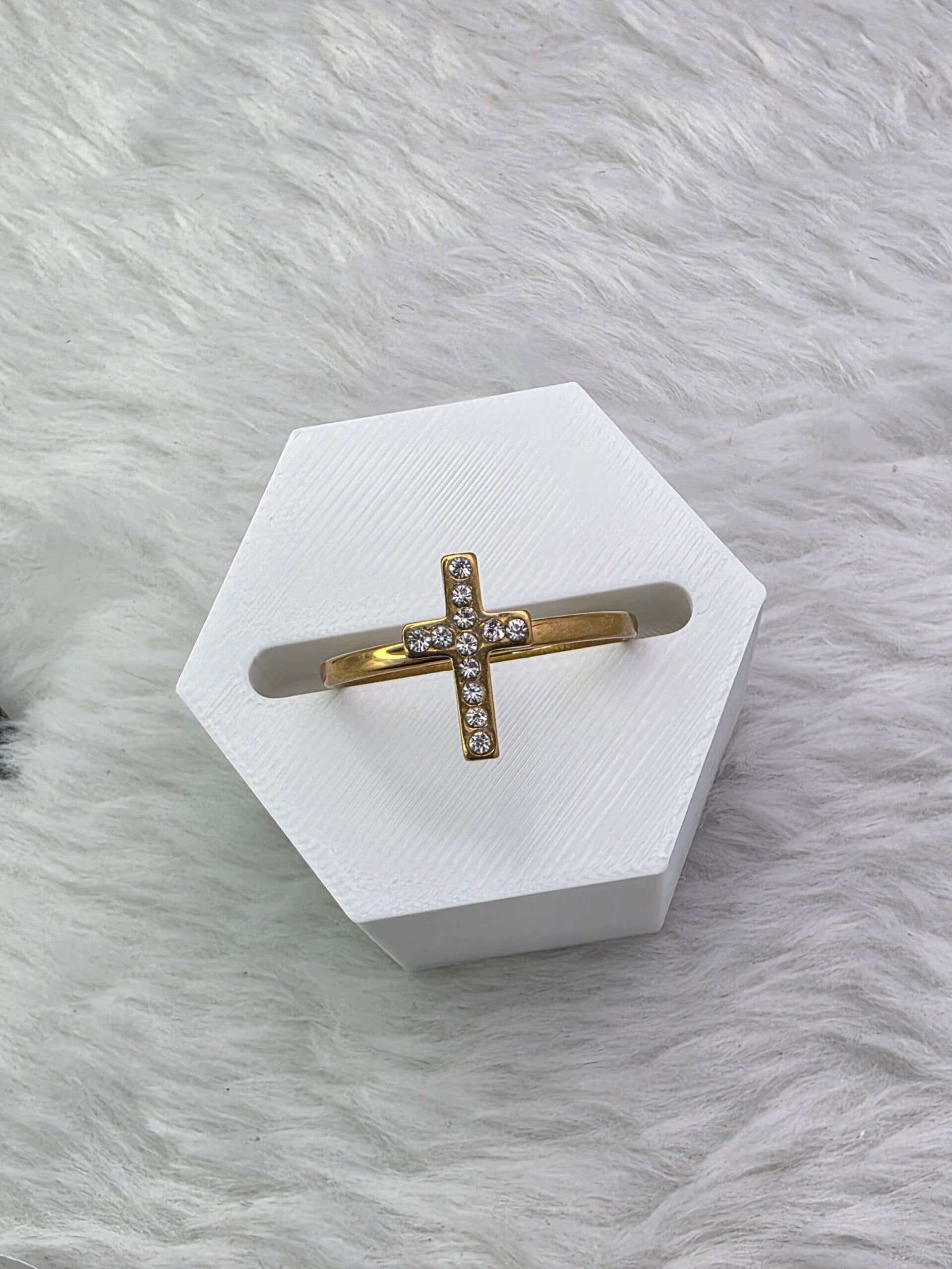 Anel Cruz Cravejada Dourado em Aço Inoxidável | Tríade Aço