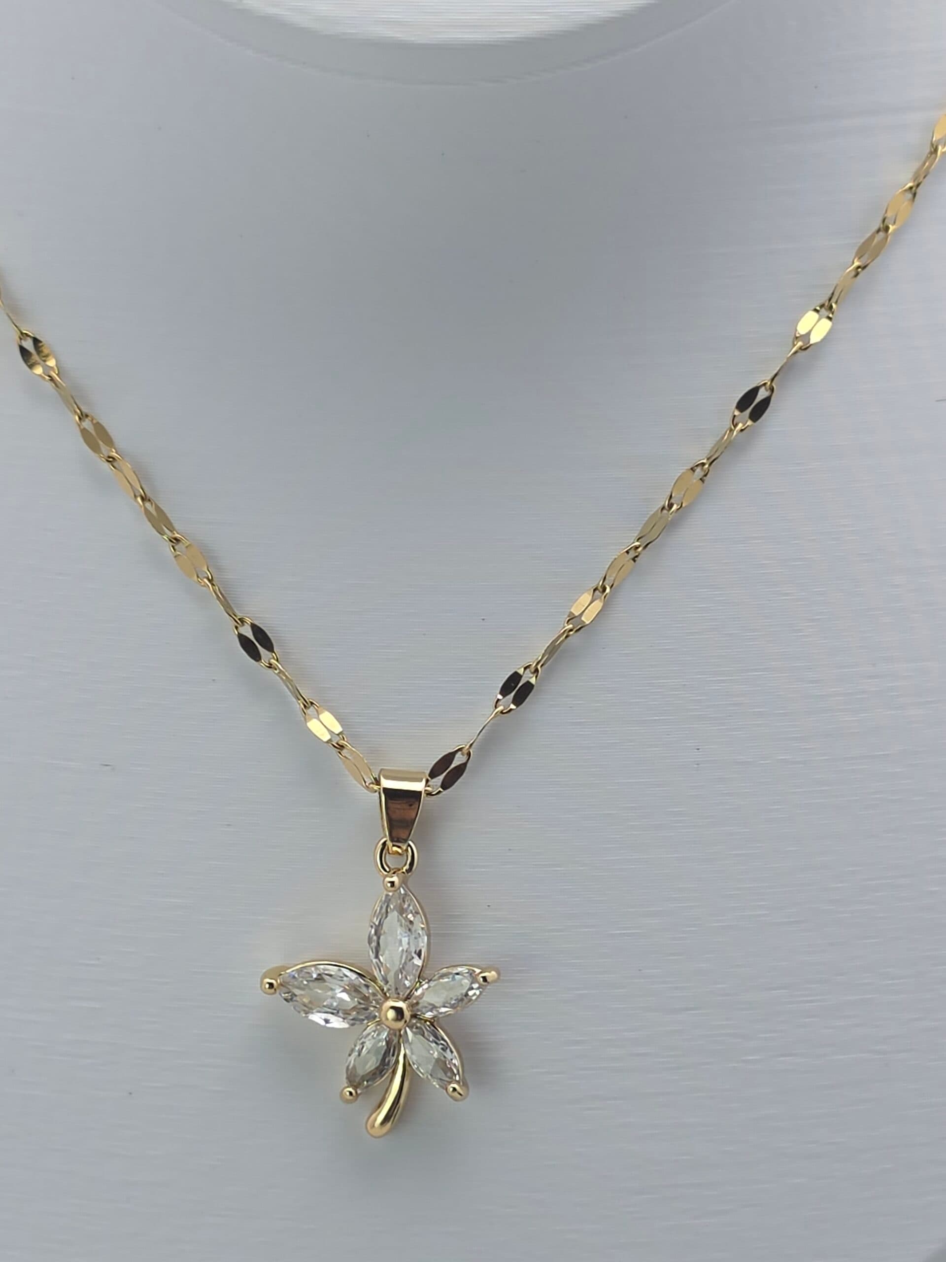 Colar Flor de Cinco Pétalas Cristal em Aço Inoxidável Dourado | Tríade Aço