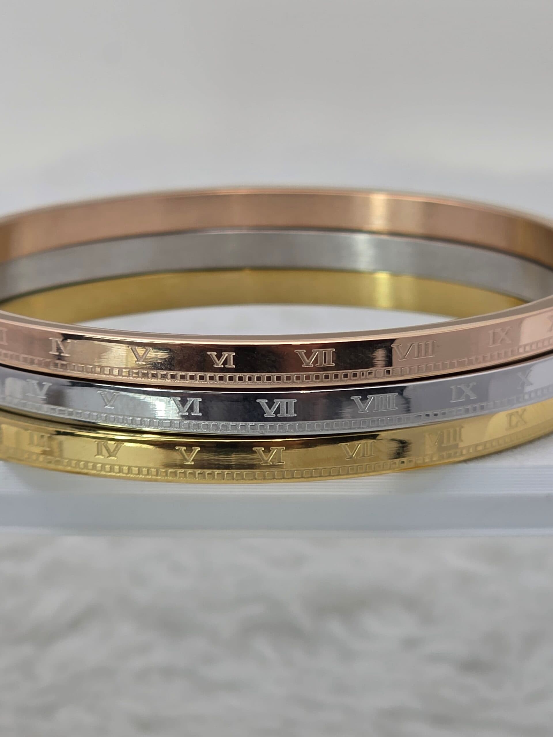 Trio de Braceletes Algarismos Romanos em Aço Inoxidável – Prata, Dourado e Rosê