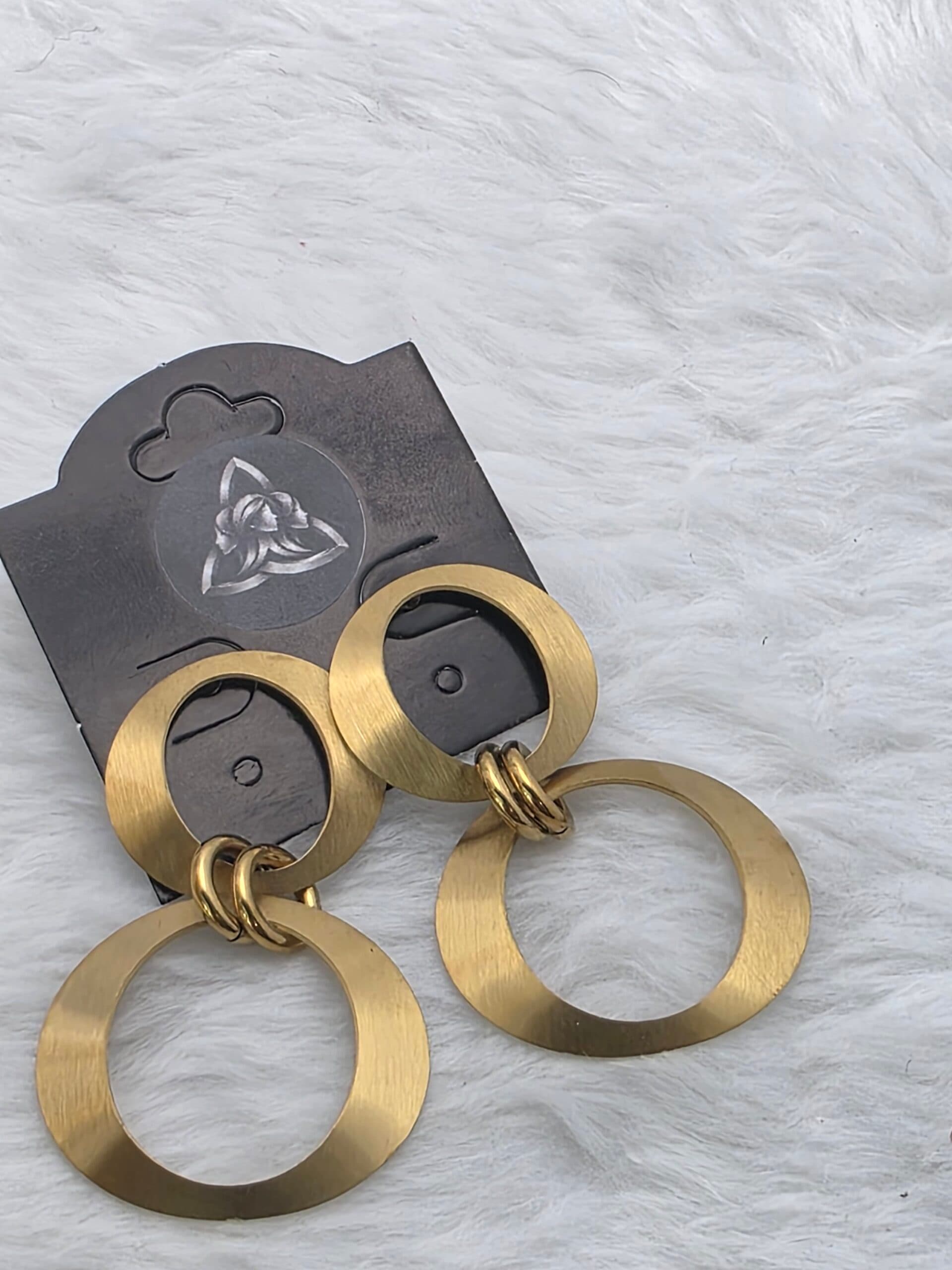 Brinco Duplo Círculos Vazados Dourado em Aço Inoxidável | Tríade Aço