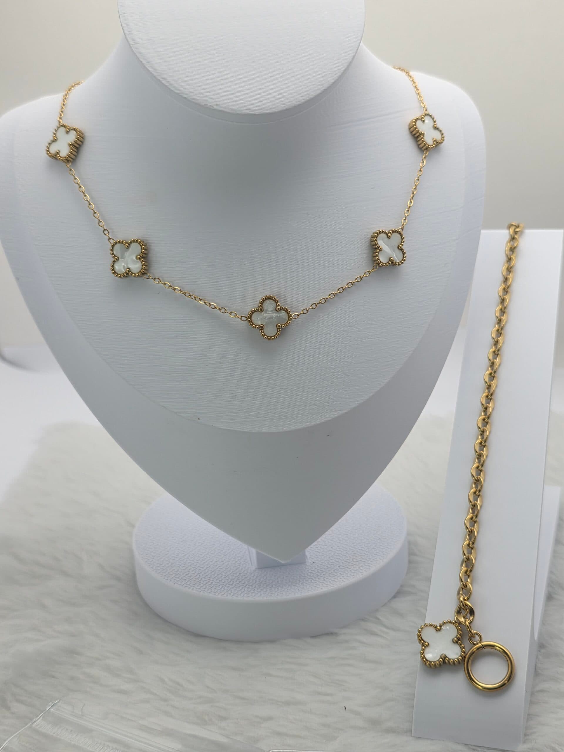 CONJUNTO TREVO BRANCO  MADREPÉROLA - COLAR + PULSEIRA - EM AÇO INOXIDAVEL