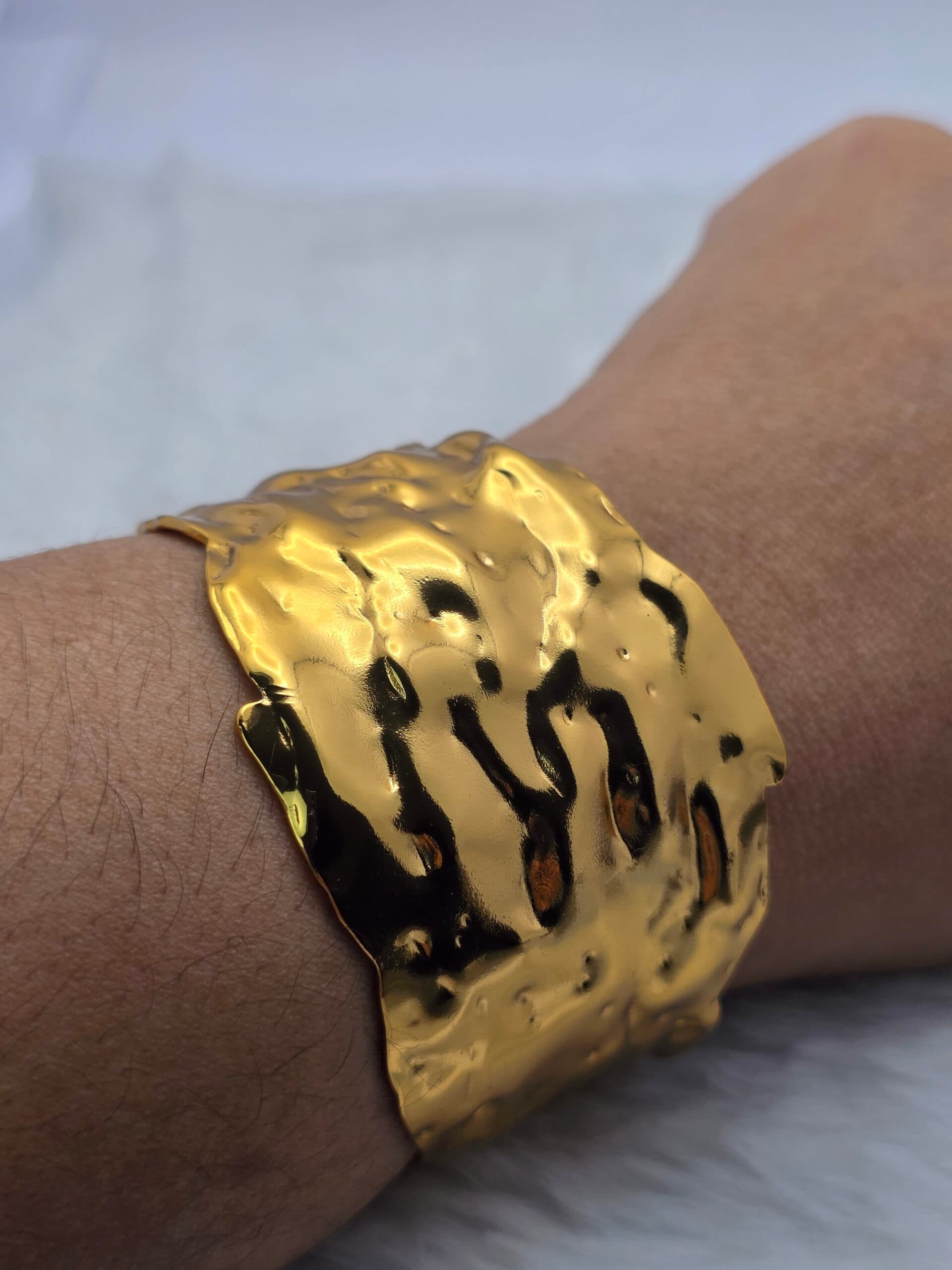 BRACELETE MARTELADO DOURADO EM AÇO INOXIDÁVEL