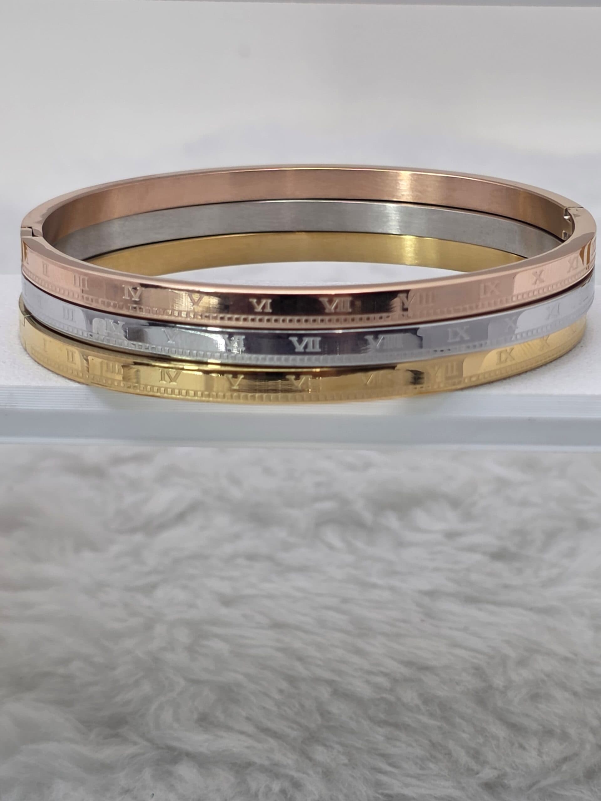 Trio de Braceletes Algarismos Romanos em Aço Inoxidável – Prata, Dourado e Rosê