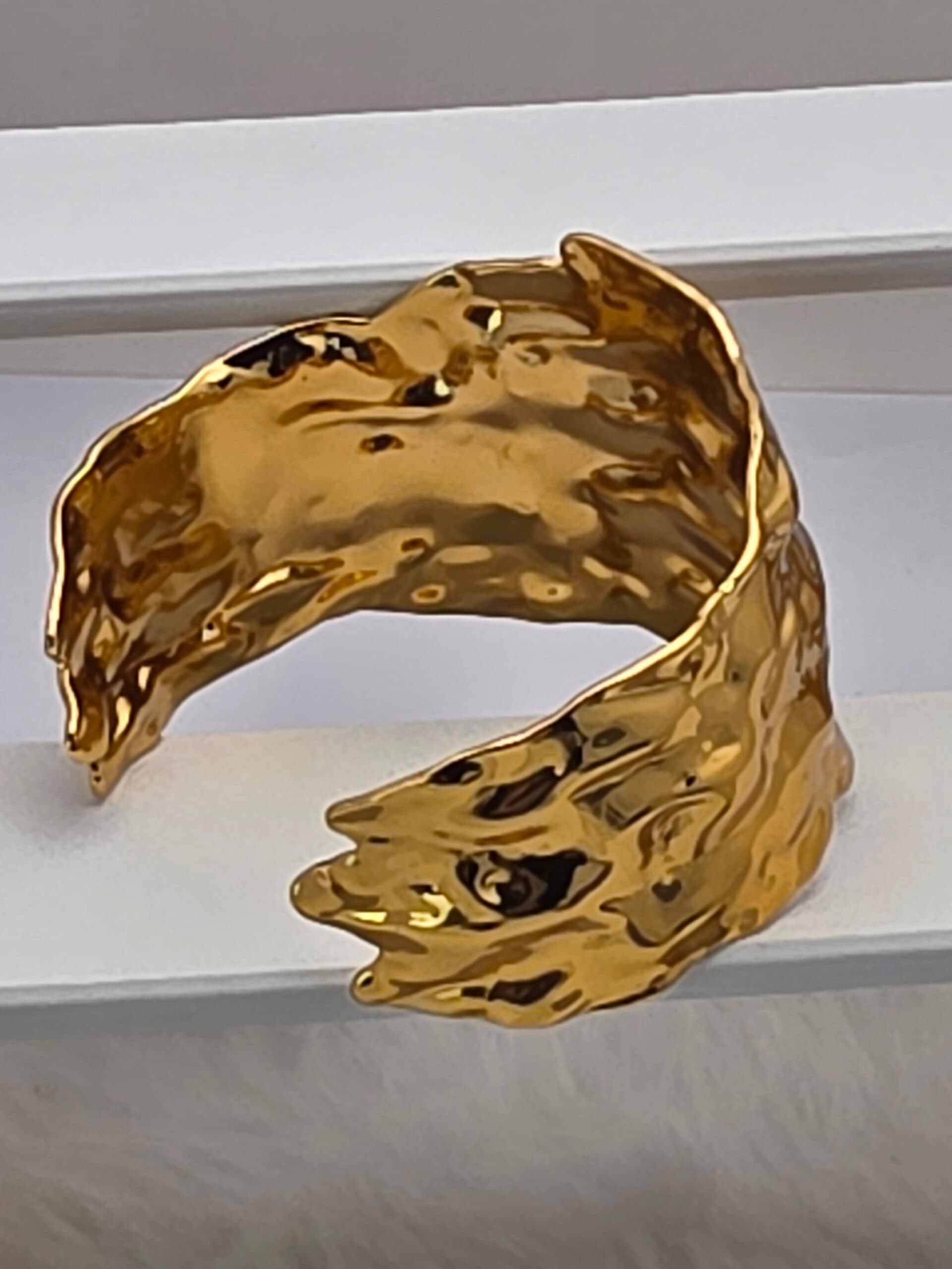 BRACELETE MARTELADO DOURADO EM AÇO INOXIDÁVEL