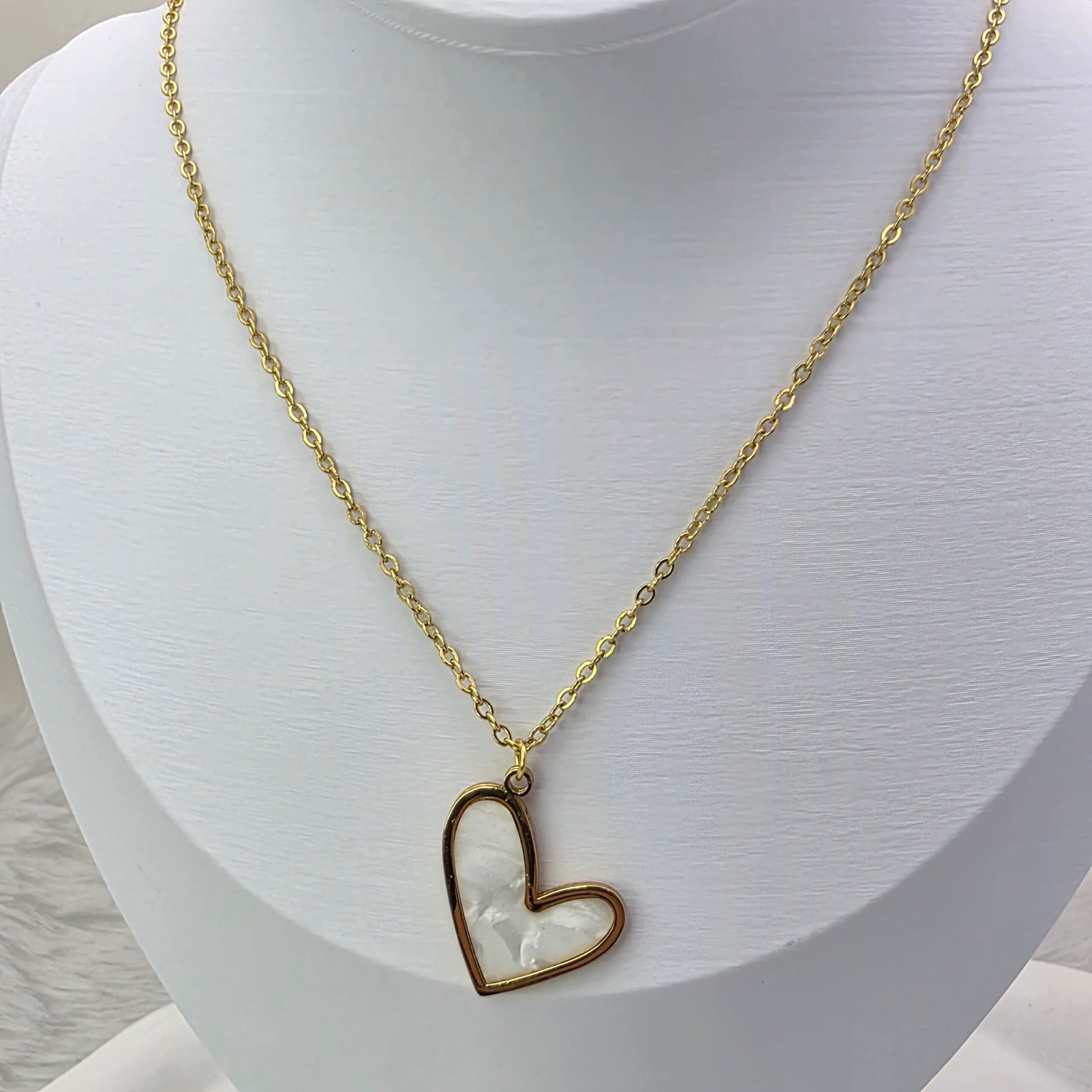 Colar Coração Madrepérola Branco - Aço Inox - Dourado
