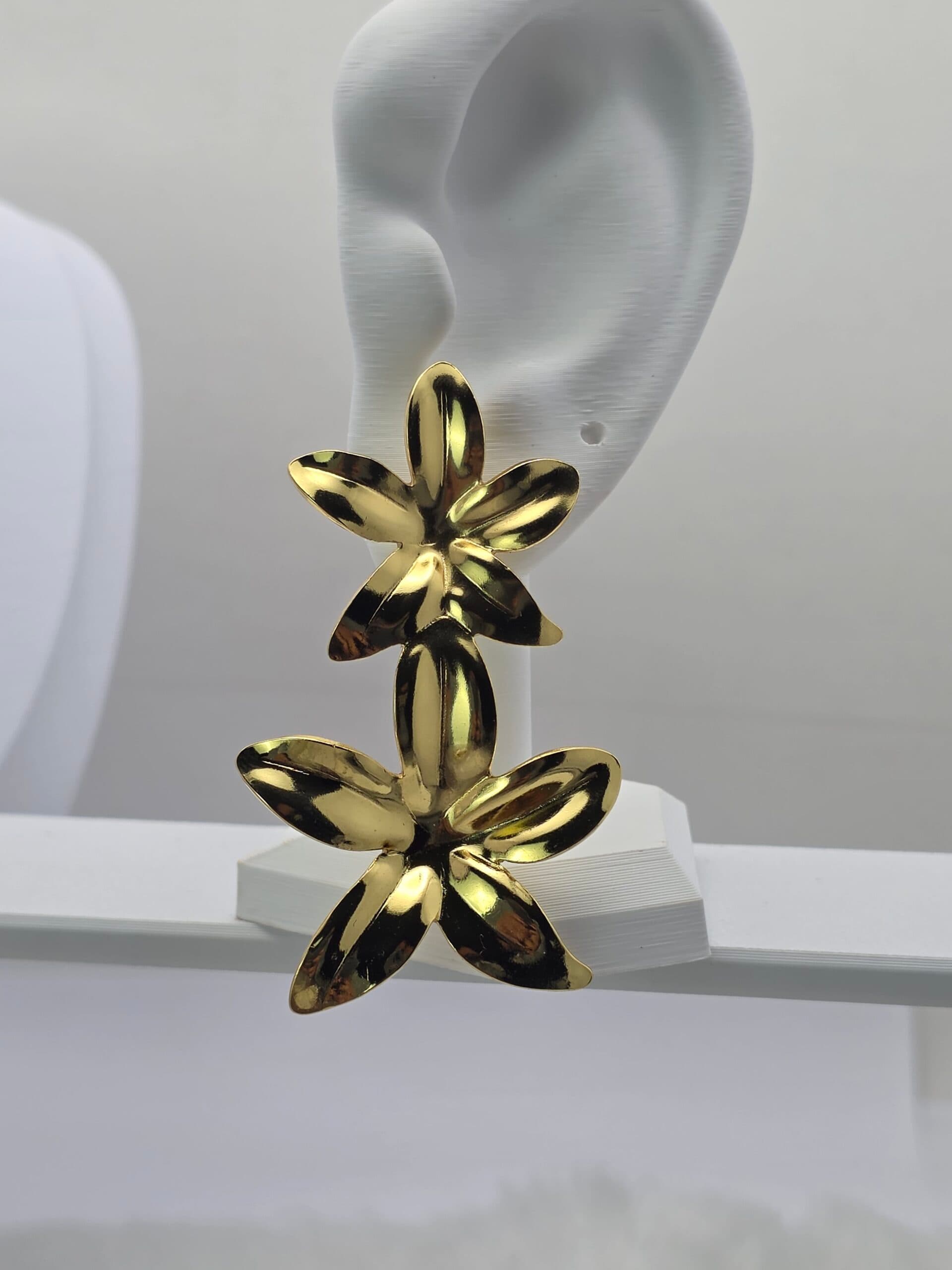 Brinco Flor de Hibisco Duplo Dourado em Aço Inoxidável | Tríade Aço