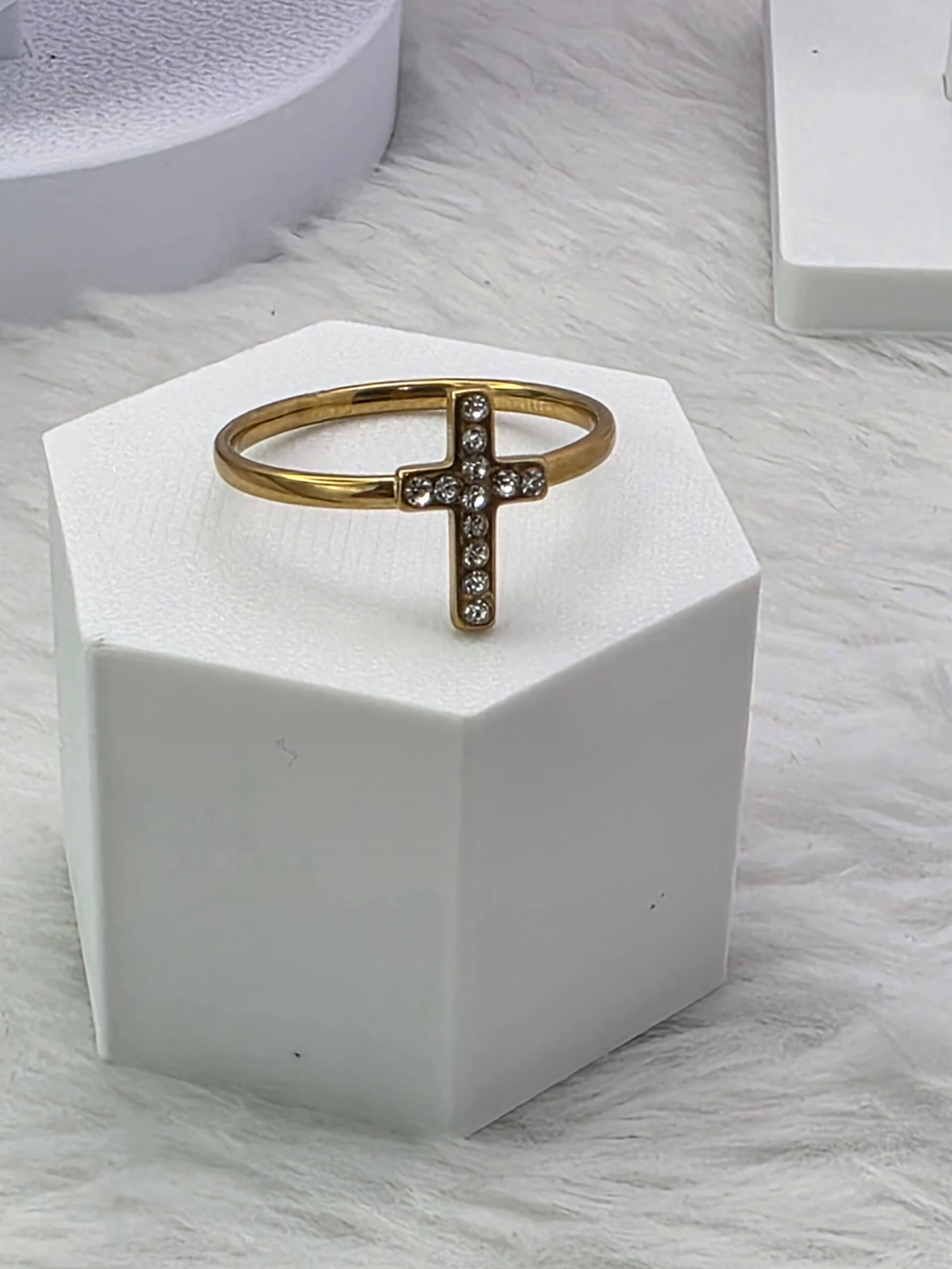Anel Cruz Cravejada Dourado em Aço Inoxidável | Tríade Aço